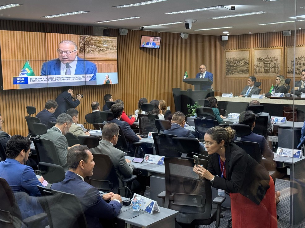 Prefeito Paulinho Freire abriu o ano legislativo na Câmara Municipal de Natal com a leitura da mensagem anual aos vereadores, nesta terça-feira (18) — Foto: Sérgio Henrique Santos/Inter TV
