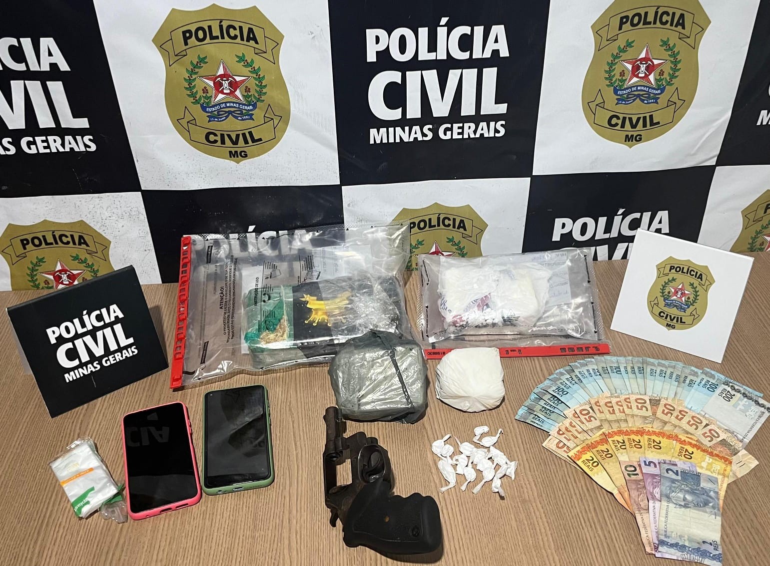 Operação da Polícia Civil prende homem apontado como líder de associação para o tráfico de drogas em Pedra Azul