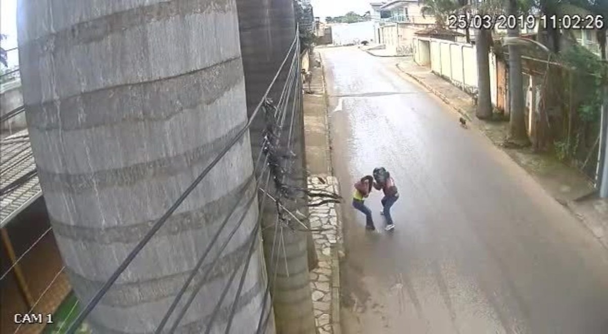 VÍdeo Mulher Reage A Assalto No Df E Usa Guarda Chuva Para Bater Em Ladrão Distrito Federal G1 9532