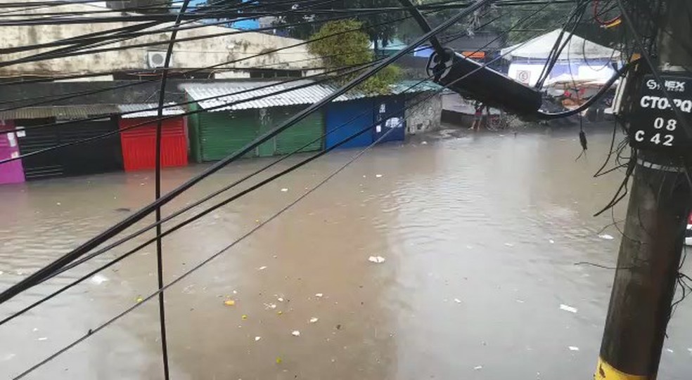 Chuva provoca alagamentos e deslizamento de terra em diversos bairros de Salvador — Foto: Reprodução/Redes Sociais