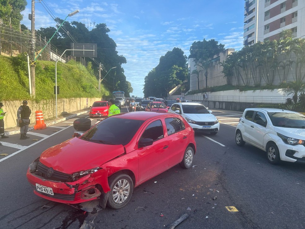 Acidente entre dois carros deixa trânsito lento na Avenida Mário Ypiranga, em Manaus — Foto: Jucelio Paiva/Rede Amazônica