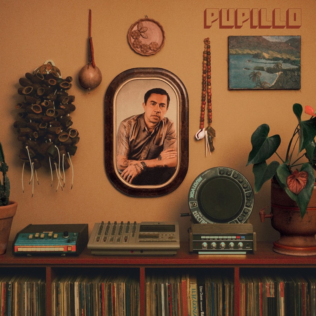 Capa do primeiro álbum 'Pupillo', lançado pelo selo norte-americano Amor in Sound, do produtor Mario Caldato Jr. — Foto: Fred Siewerdt  com arte de MZK