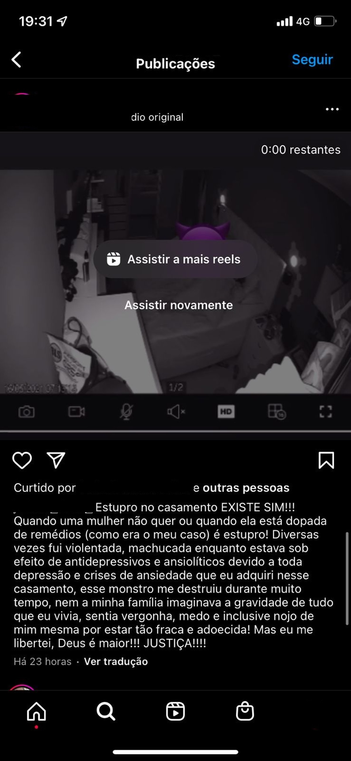 Mulher de corno na praia