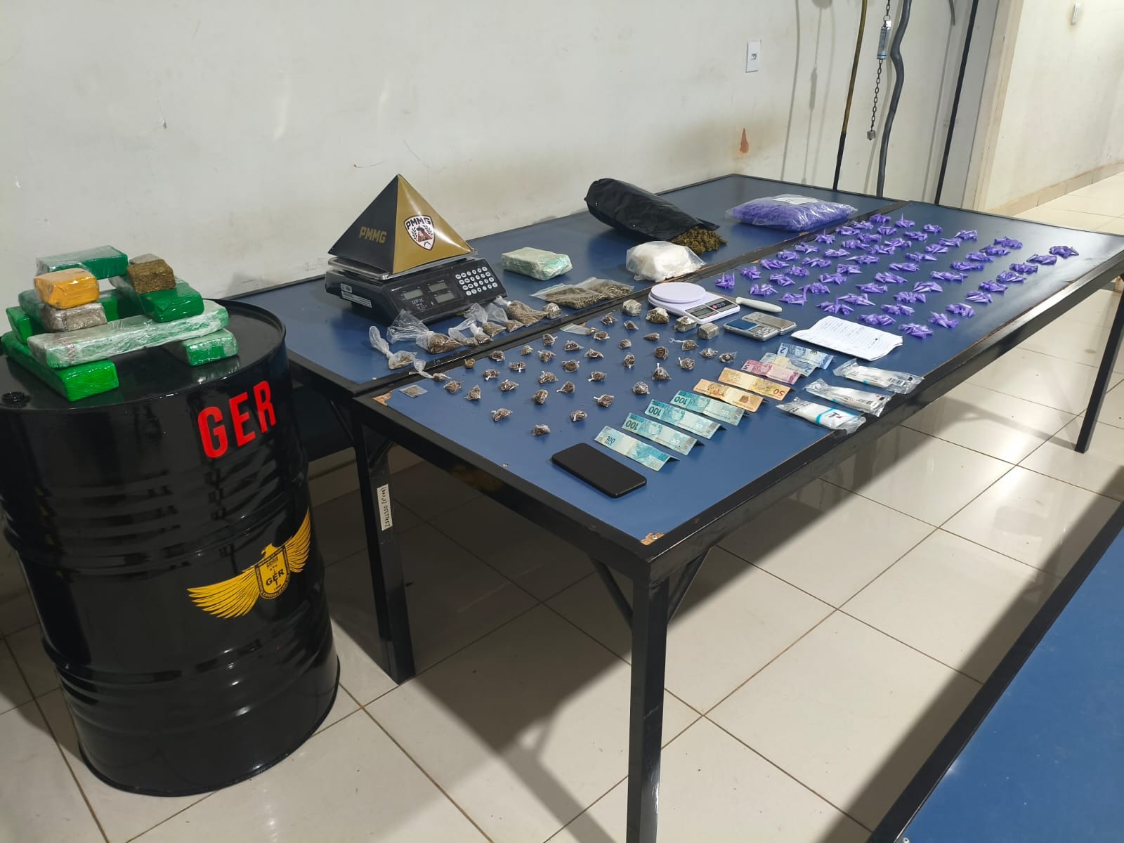 Homem é preso com drogas escondidas no porta-malas de carro e em quarto alugado