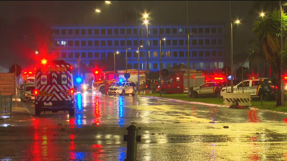 Praça dos Três Poderes, em Brasília, é isolada depois de duas explosões — Foto: Jornal Nacional/ Reprodução