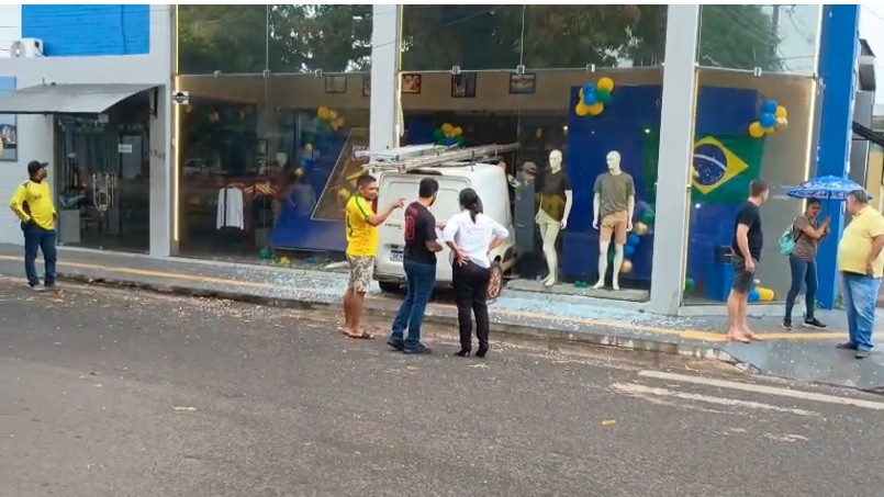 Motorista de carro perde controle e invade loja após bater em caminhonete em Santarém