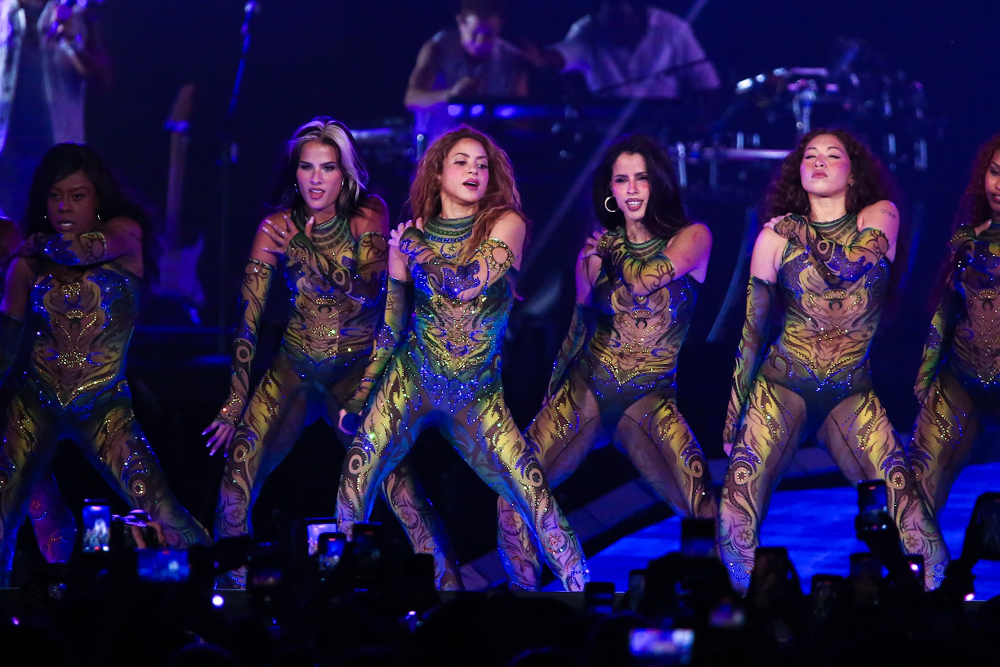 Estilista brasileiro celebra figurino do encerramento do show de Shakira: “O look mais lindo que já fiz”