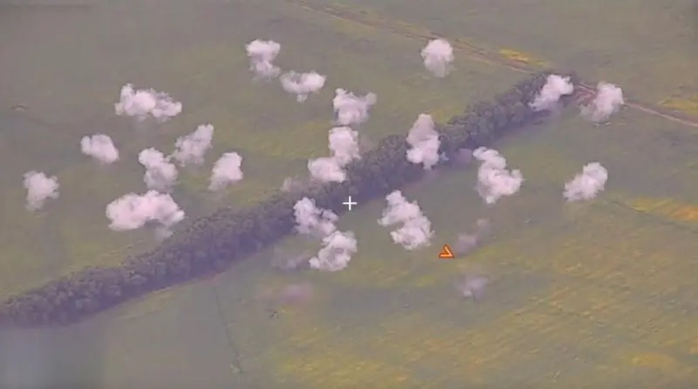 As imagens de um vídeo do Ministério da Defesa russo mostram um ataque a unidades militares ucranianas posicionadas perto de Kursk. — Foto: Getty Images