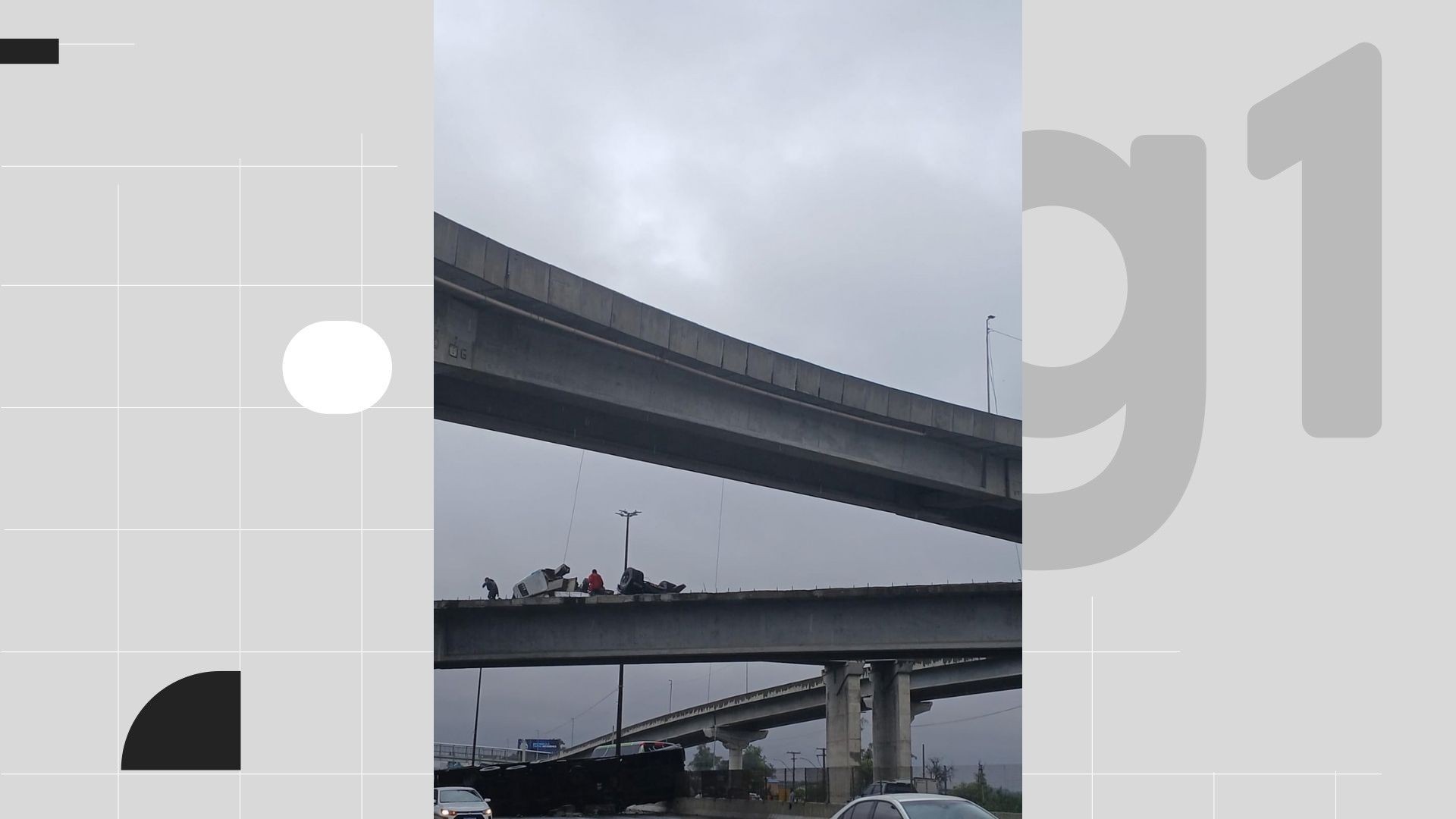 Acidente envolve 2 caminhões, que tombam e trânsito é parcialmente bloqueado em uma das entradas de Porto Alegre; 2 morreram