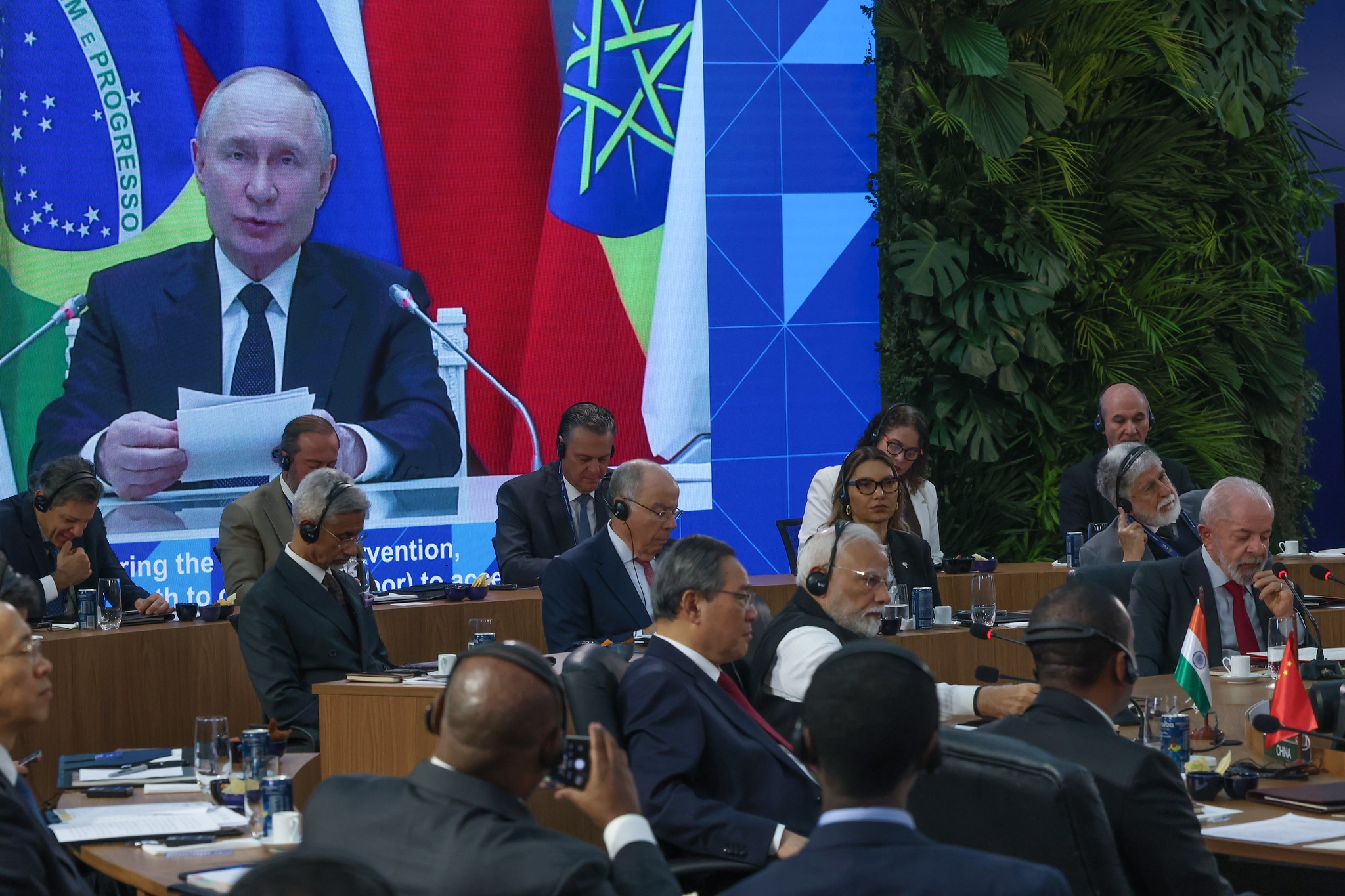 Putin ataca ‘bilhão dourado do Ocidente’ e propõe sistema financeiro próprio no Brics
