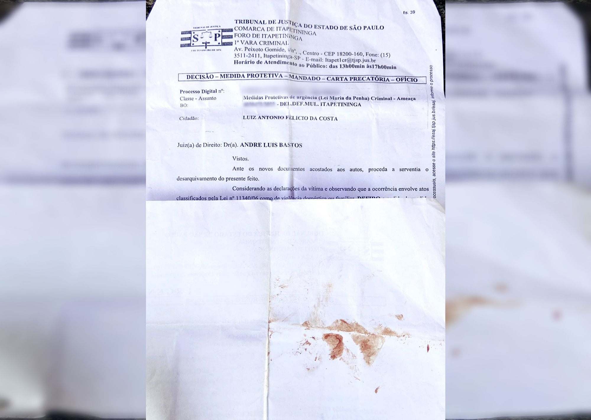 Mulher esfaqueada pelo ex carregava medida protetiva no momento do crime; foto mostra documento manchado de sangue