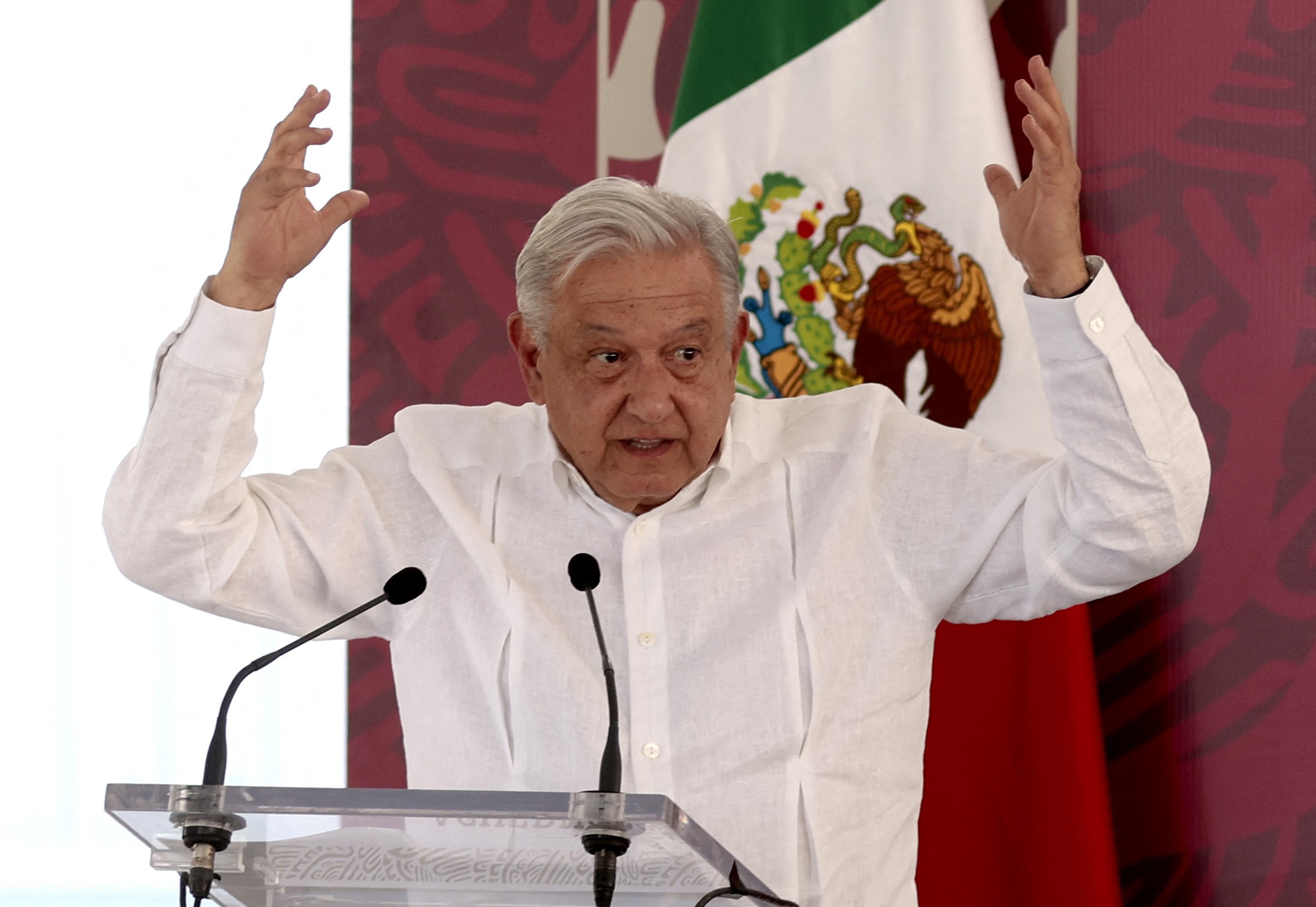 Presidente do México não gosta de reportagem, revela nº de telefone de jornalista na TV e depois 
justifica: 'Estava me caluniando'