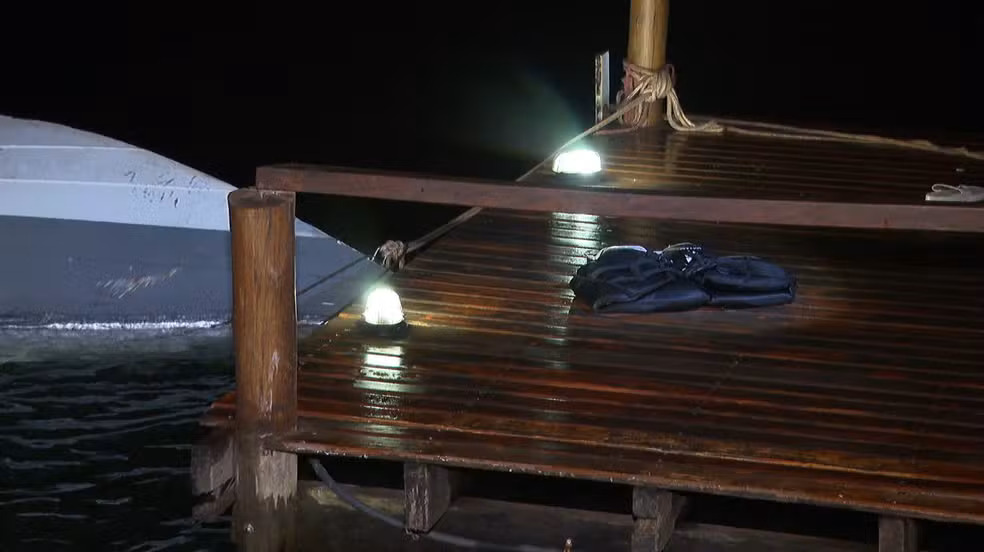 Lancha batida contra um píer apagado no Rio Grande entre Rifaina e Sacramento — Foto: Lindomar Cailton/EPTV