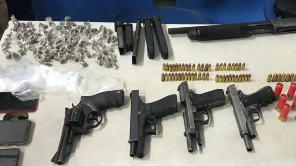 Armas e drogas apreendidas em Porto de Galinhas — Foto: Polícia Civil