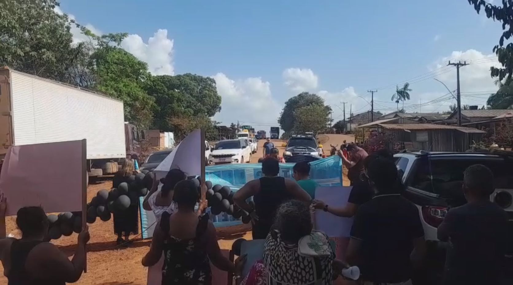 Protesto por justiça após feminicídio bloqueia BR-156 em Calçoene, no Amapá