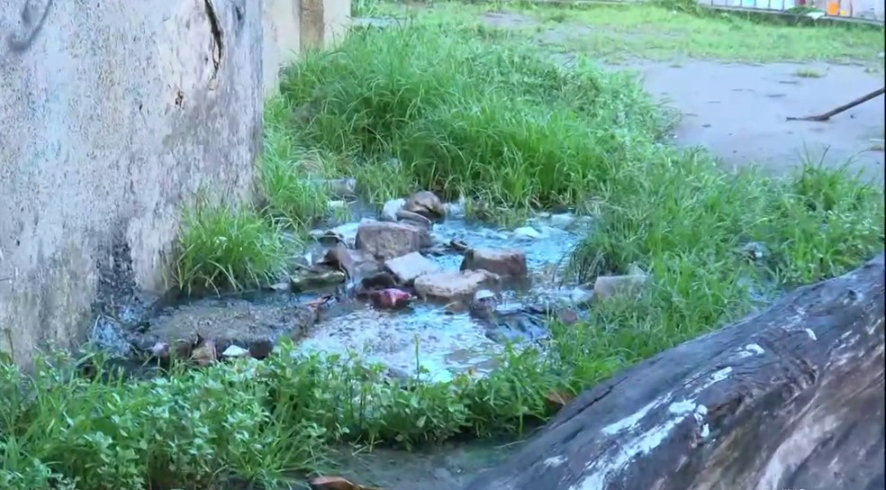 Indígenas denunciam que fossa entupida no abrigo estaria relacionada a casos de doenças recentes — Foto: Reprodução/TV Cabo Branco