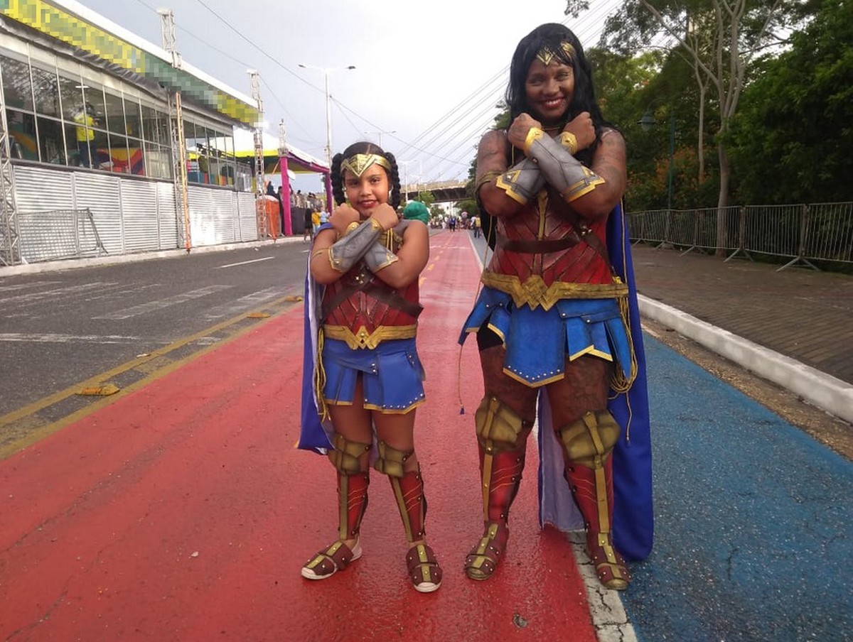 Homem de ferro' tem fantasia de papel custando R$ 150 no Corso de Teresina, Carnaval 2020 no Piauí
