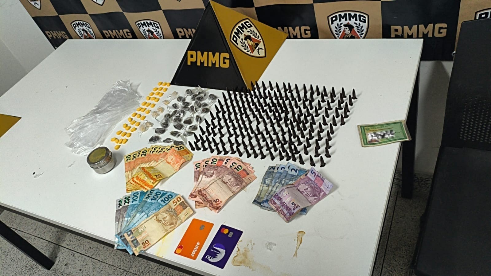 Polícia vai a casa por causa de briga de casal e encontra drogas em Coronel Fabriciano