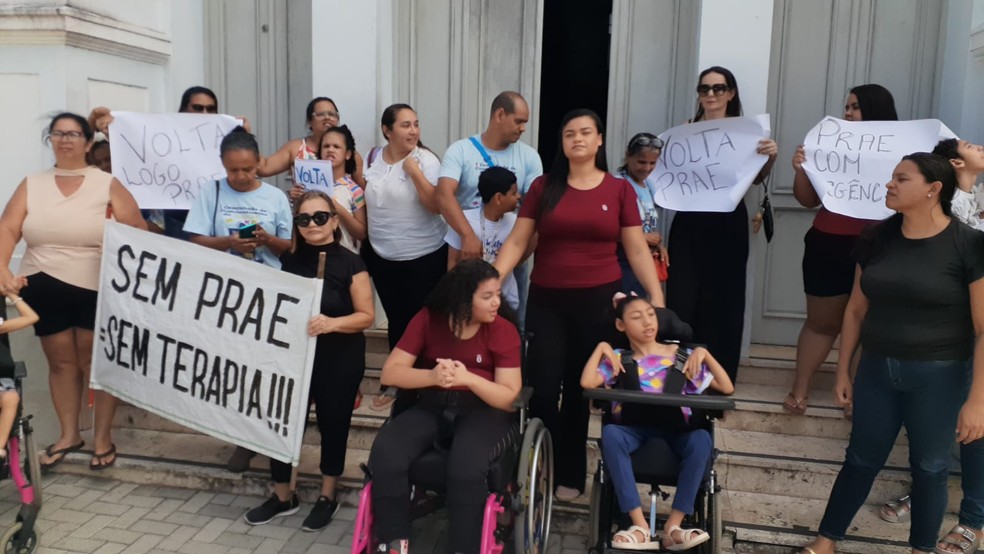 Mães protestaram contra suspensão do Prae em Natal, no dia 5 de novembro — Foto: Pedro Trindade/Inter TV Cabugi