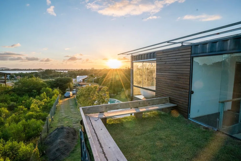 Casa em Imbituba possui bastante espaço ao ar livre — Foto: Airbnb/ Divulgação
