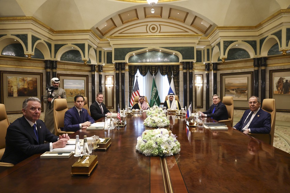 Autoridades dos EUA, Rússia e Arábia Saudita reunidas em Riade em 18 de fevereiro de 2025. — Foto: Evelyn Hockstein/Pool Photo via AP