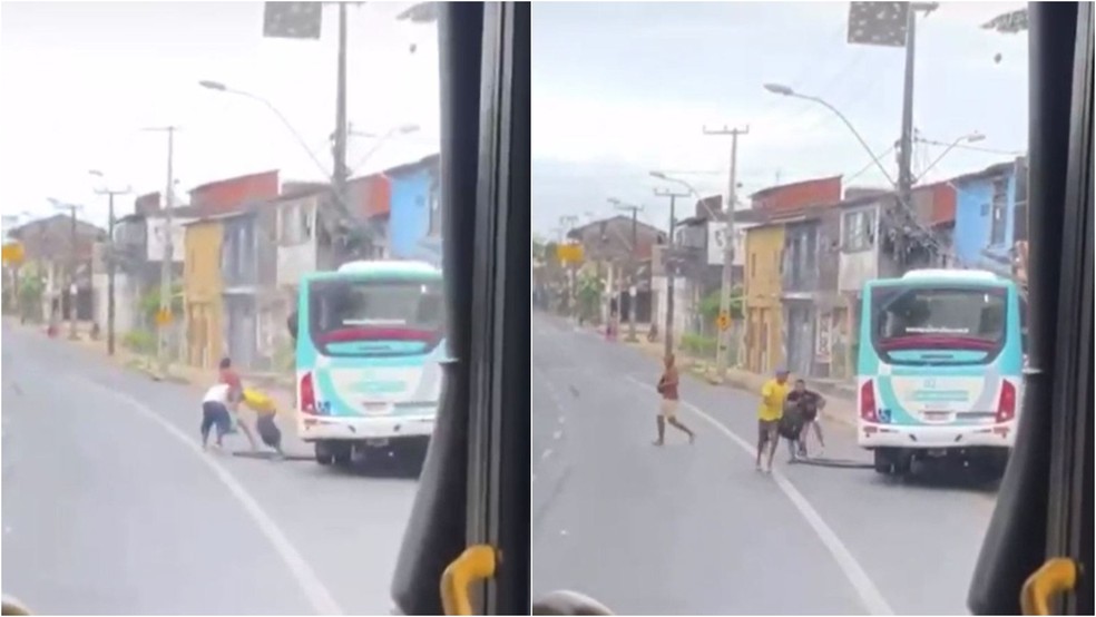 Passageiros utilizam saída de emergência para fugir de ônibus após colisão com poste em Fortaleza — Foto: Reprodução
