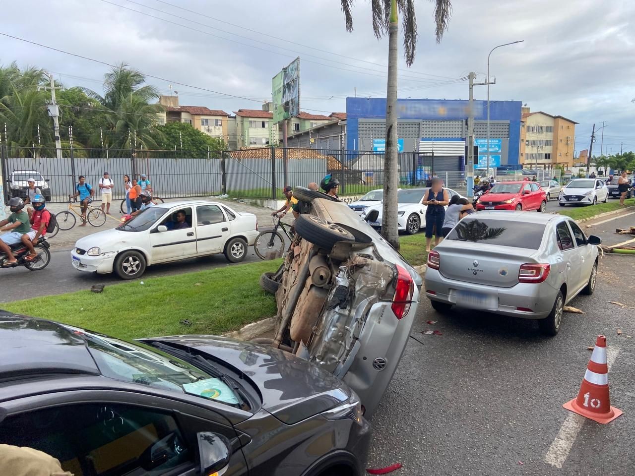 Condutor perde controle e carro capota na Barra dos Coqueiros 