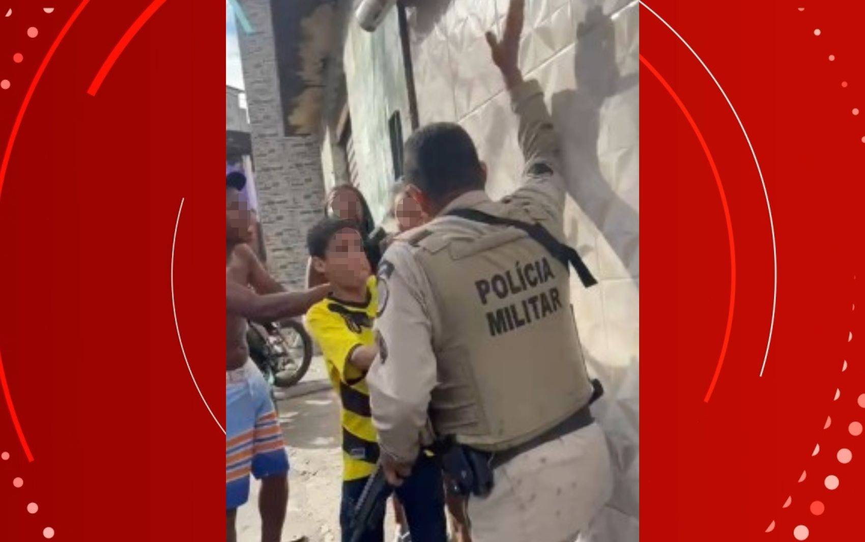 Policial militar ignora pedido de criança e dá tapa em rosto de mulher durante festa de infantil em Salvador