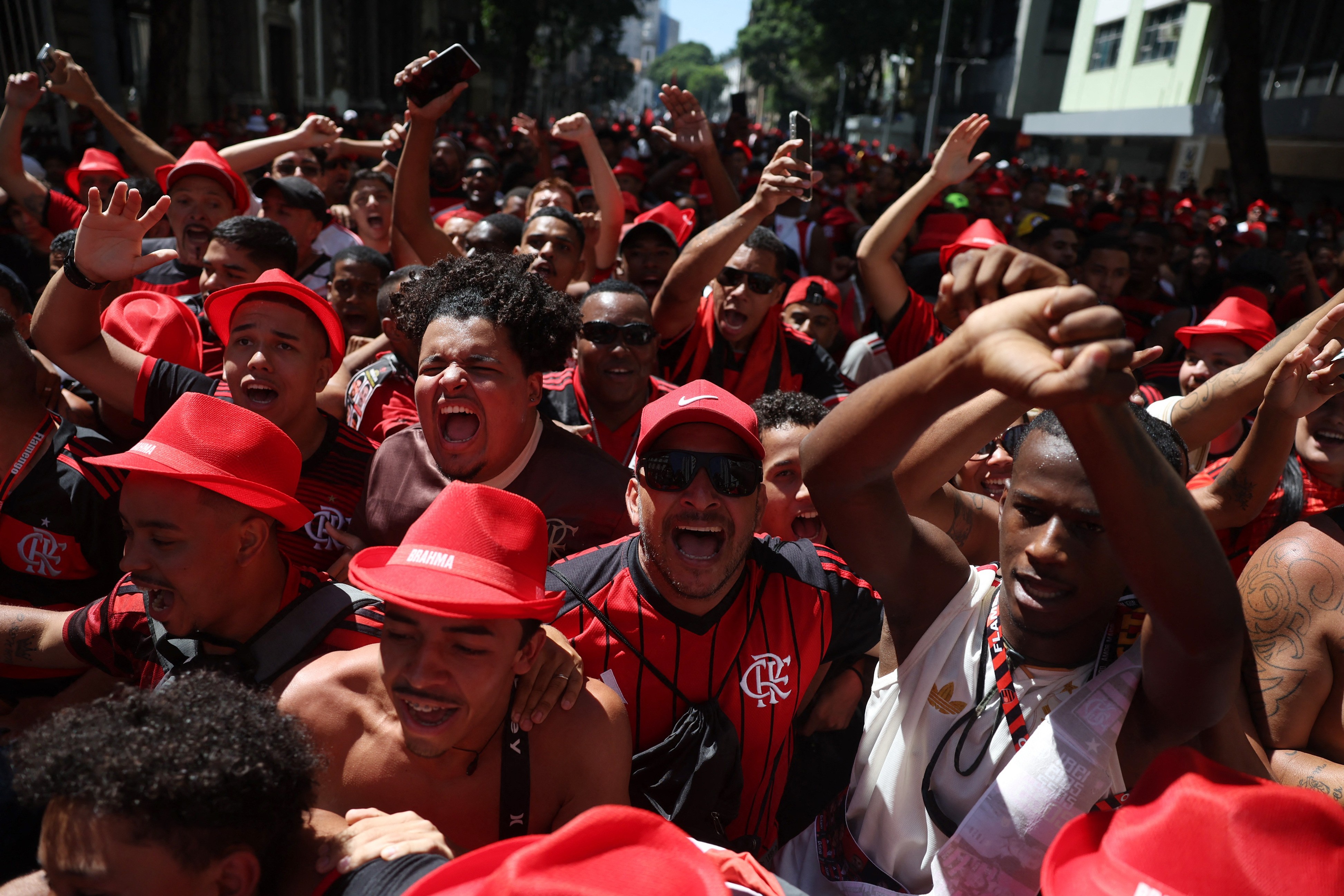 Festa do tetra da Libertadores do Flamengo atrai multidão no Circuito Preta Gil, rubro-negra declarada