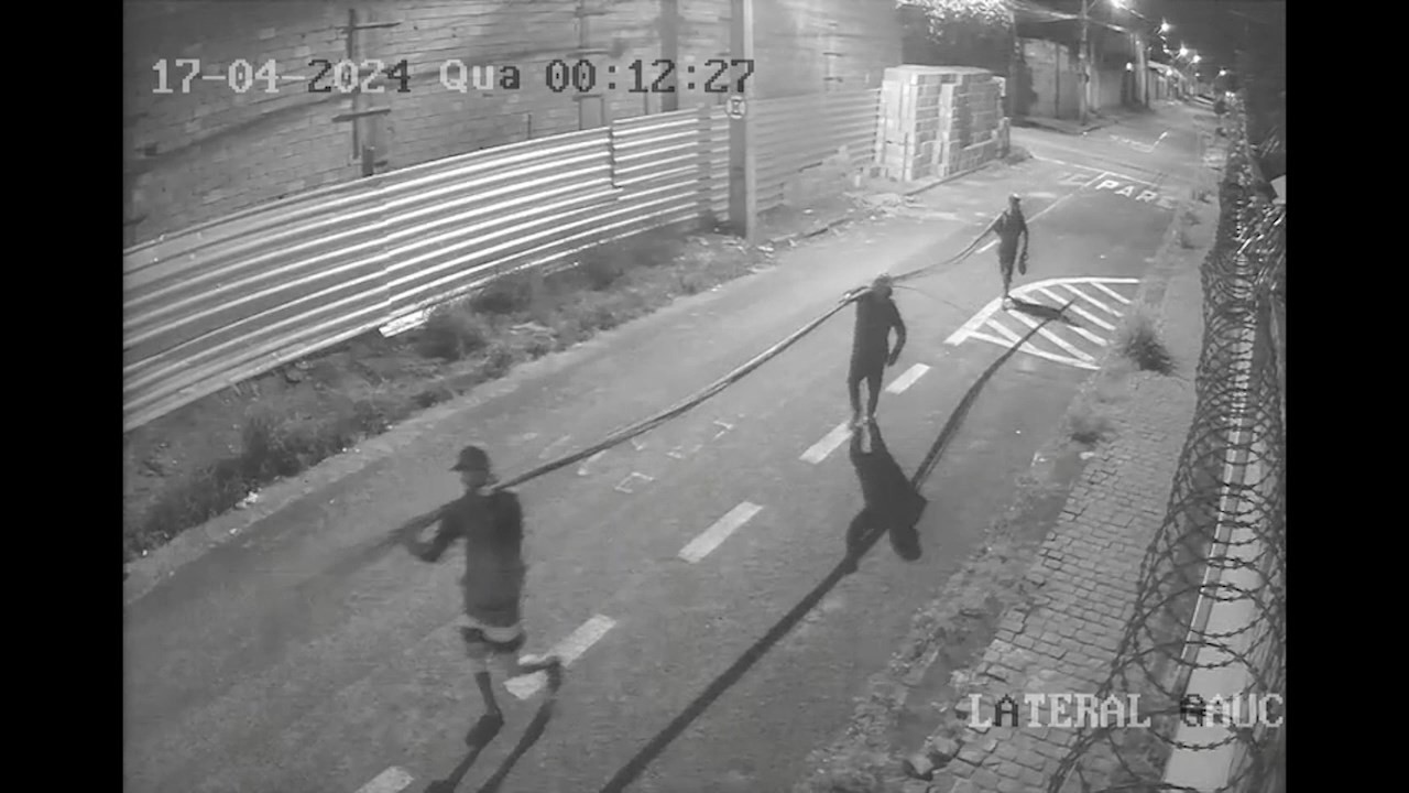 VÍDEO: Câmera de segurança flagra homens furtando material de construção de obra em Uberlândia