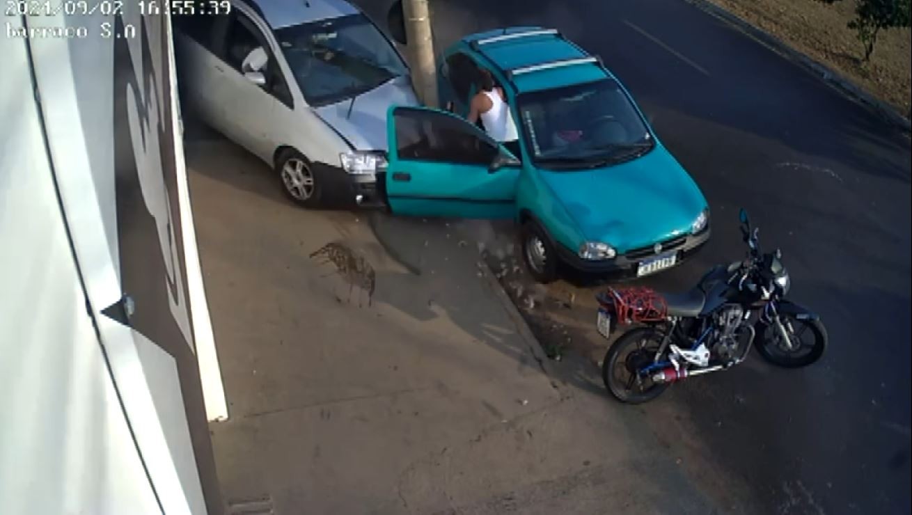 Vídeo: Poste impede que mãe e filha sejam atingidas por carro desgovernado em Franca, SP