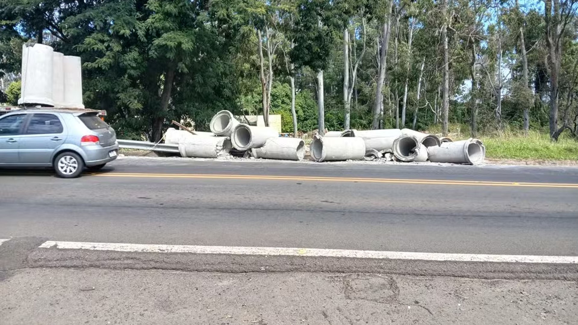 Carga de tubos de concreto cai de carreta em rodovia de Presidente Prudente