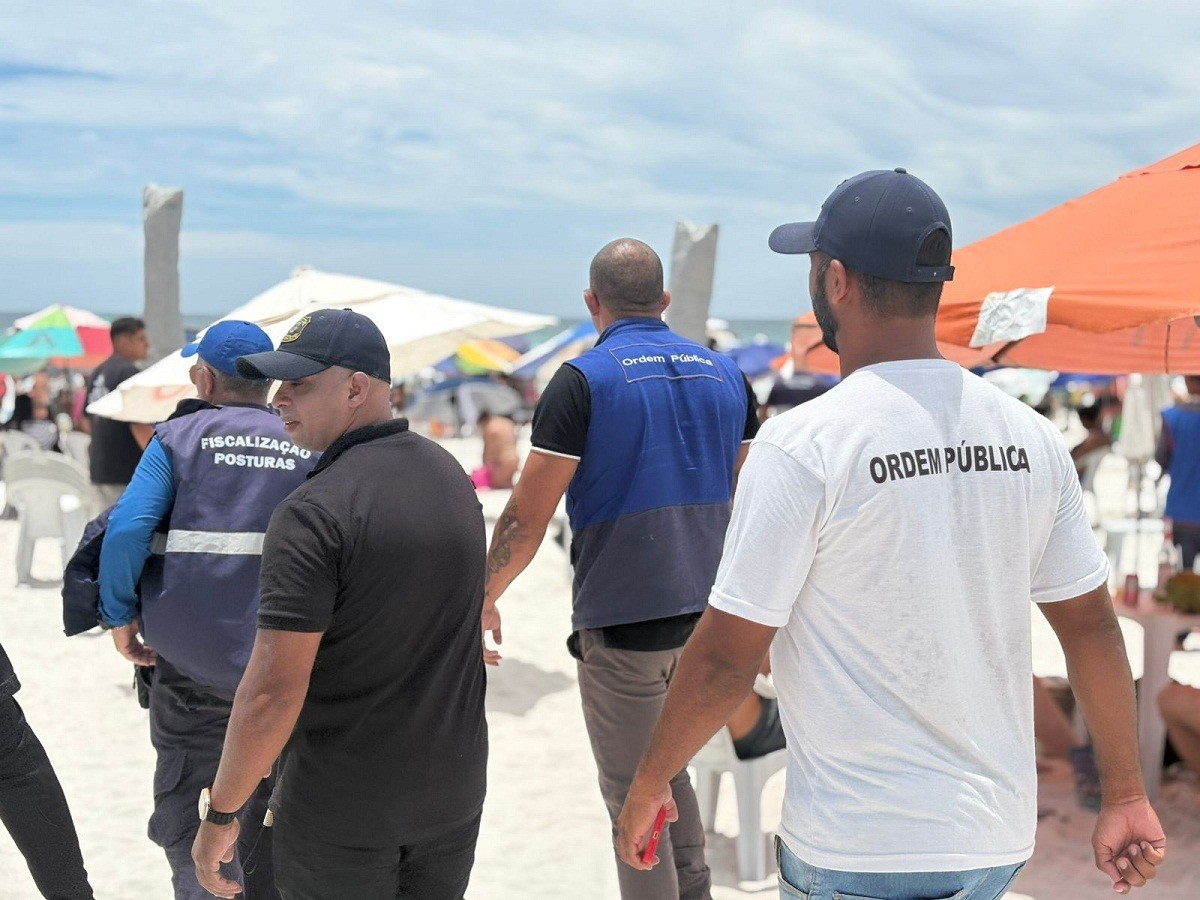 Fiscalização aperta o cerco contra altinha, caixas de som e vidro na Praia do Forte, em Cabo Frio