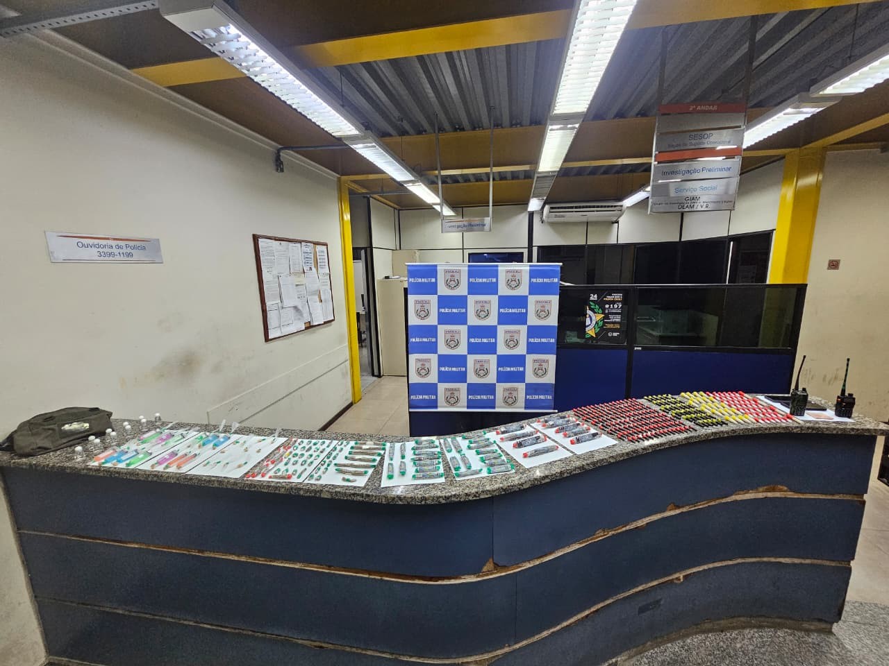 Jovem é preso e dois adolescentes apreendidos por envolvimento com o tráfico de drogas, em Barra Mansa