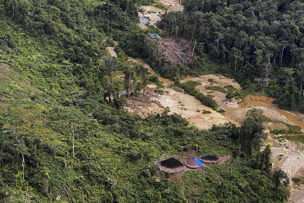 Vista aérea de garimpo ilegal no território Yanomami durante operação do Ibama contra o desmatamento da Amazônia no começo de 2023. — Foto: ALAN CHAVES/AFP