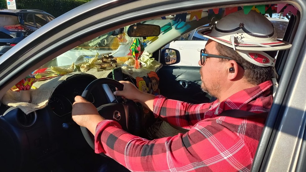  Roberto Charles, de 49 anos, transforma o carro de aplicativo em "Uber do Forró", em Brasília — Foto: Marcella Rodrigues/g1