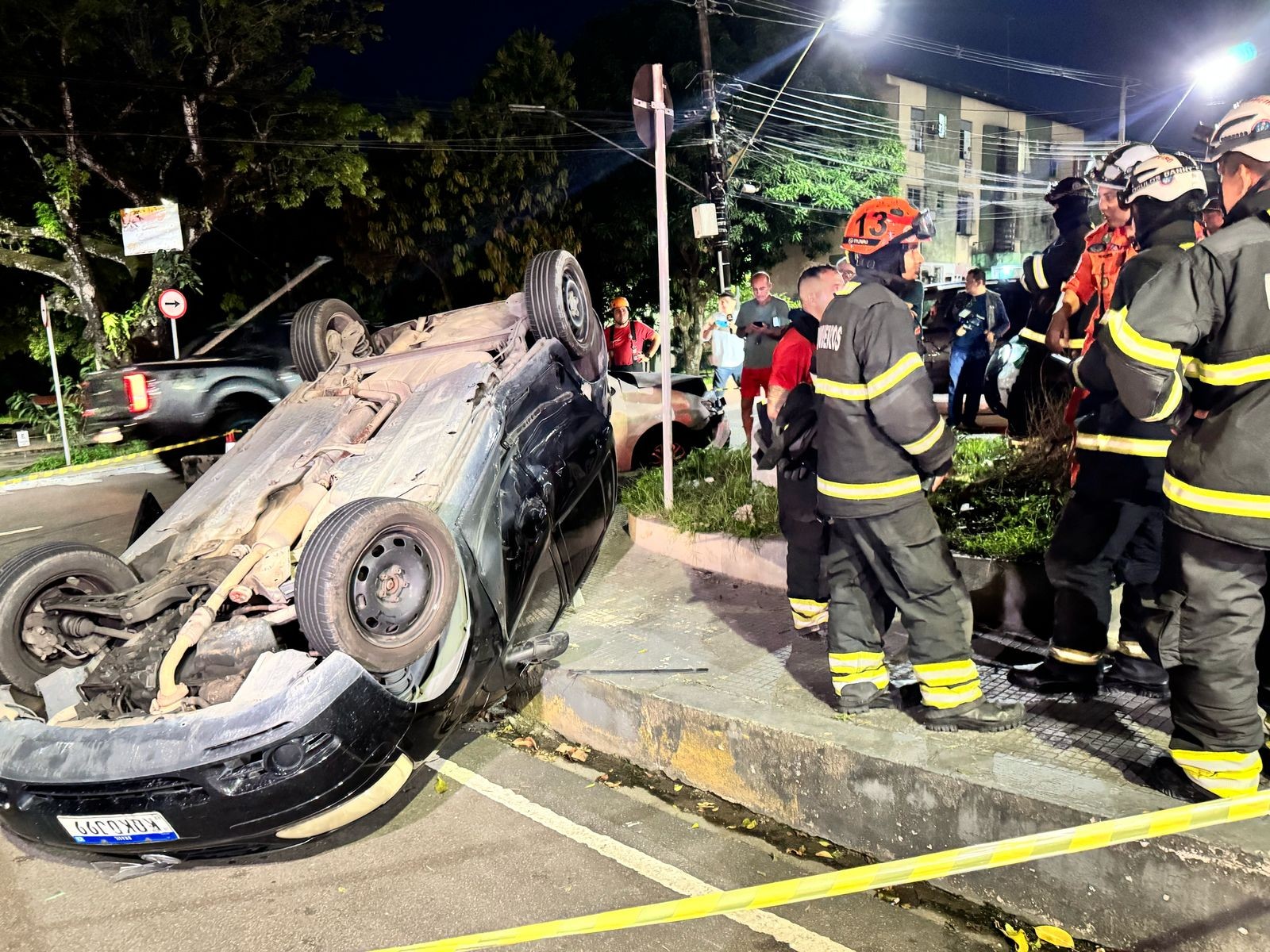 Carro capota após colisão com veículo de aplicativo no Conjunto Eldorado, em Manaus