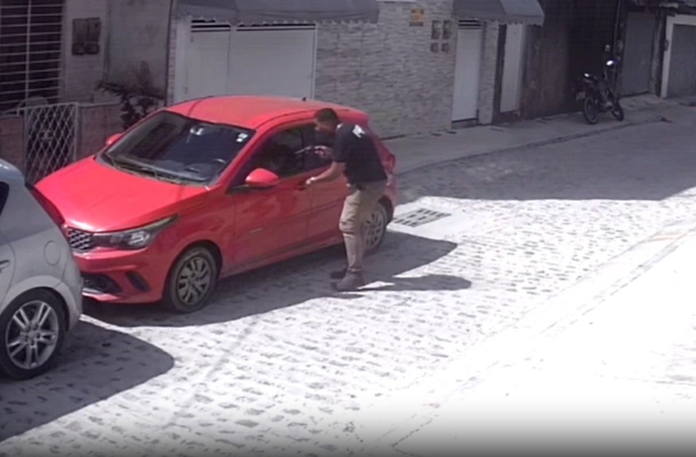 Homem armado assalta mãe que deixava filhos na escola e rouba carro em Boa Viagem; VÍDEO