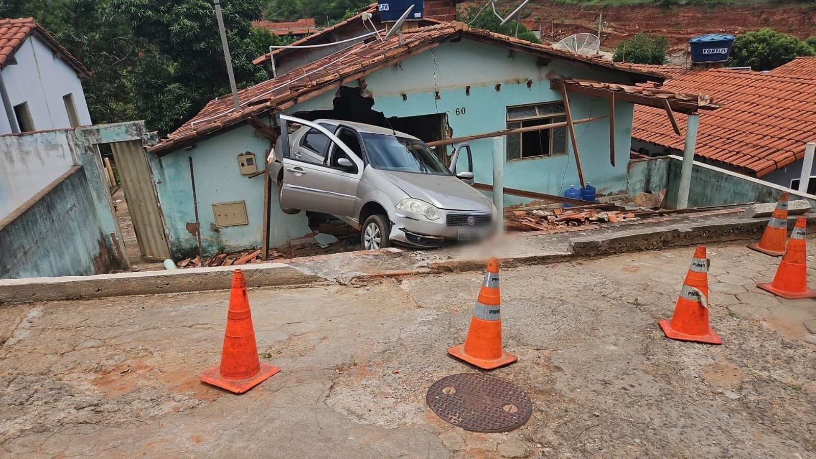 Carro desce rua, invade casa e deixa idoso morto e criança ferida em MG