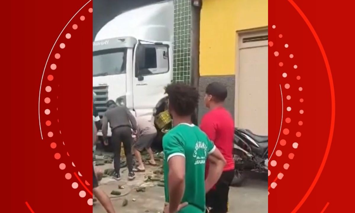 Homem tem perna parcialmente esmagada após ser prensado por caminhão na Bahia