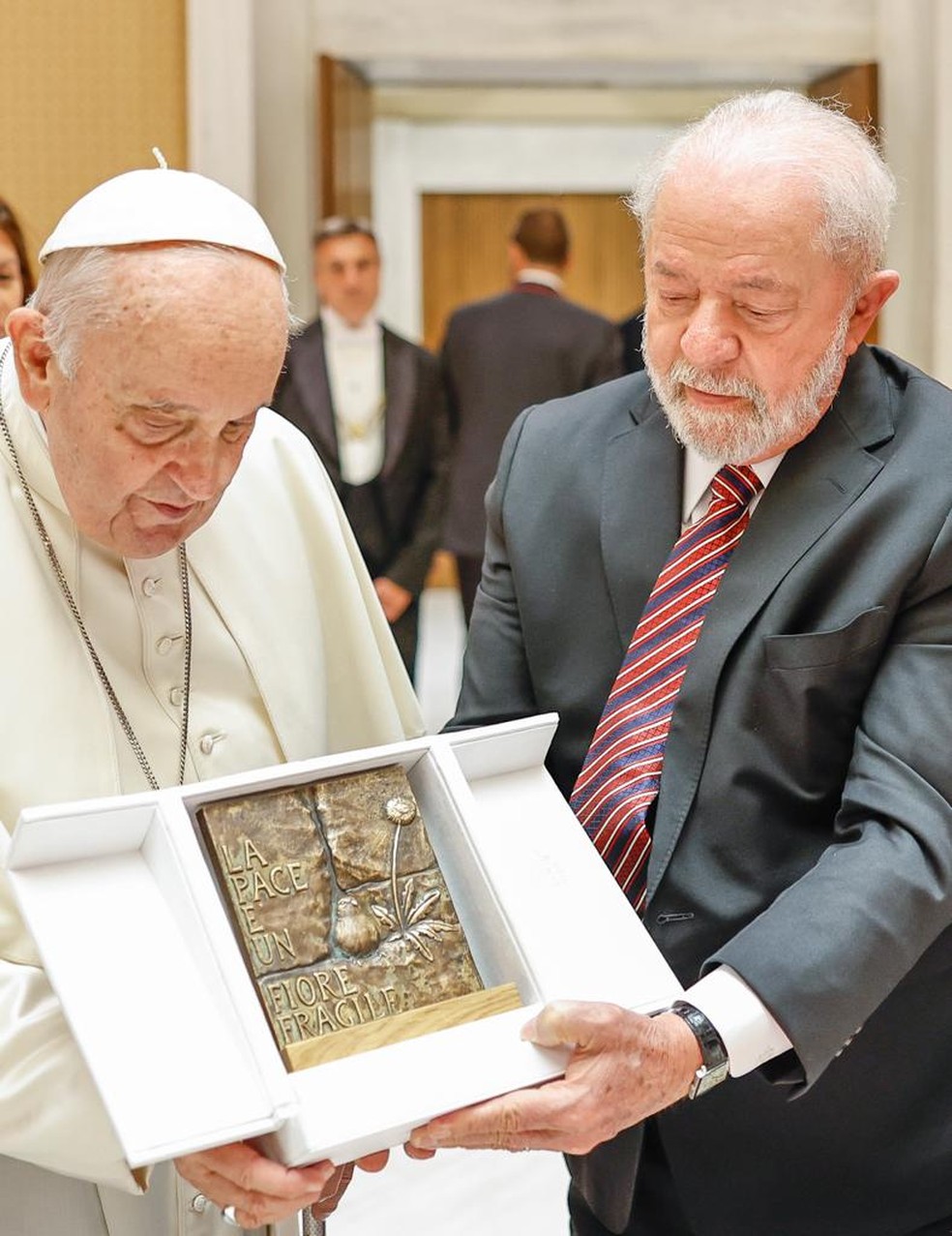Lula recebe do Papa Francisco placa de bronze produzida no Vaticano com mensagem sobre a paz — Foto: Reprodução