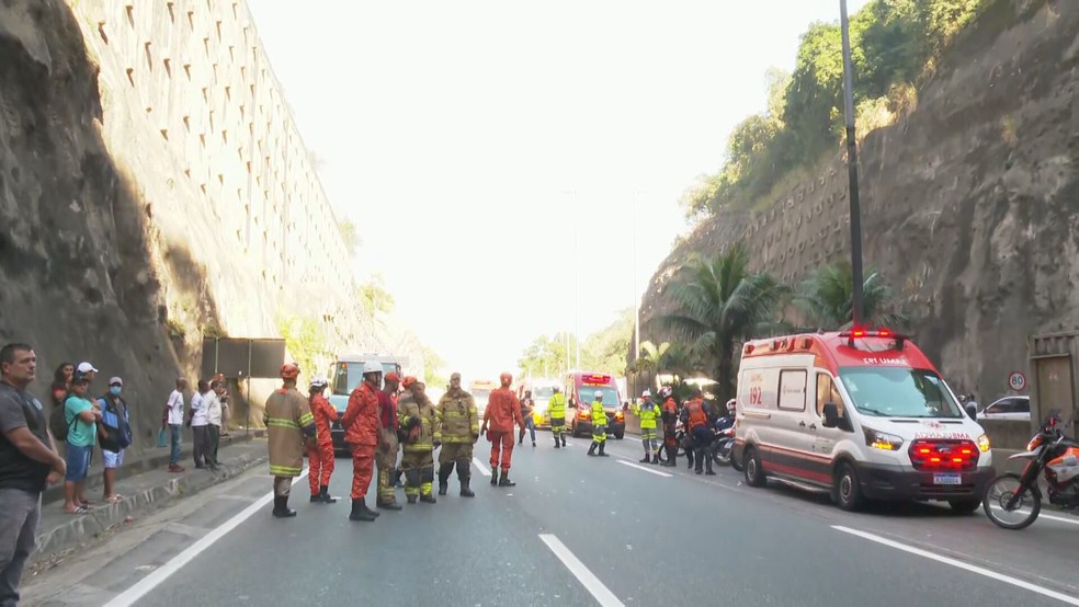 Mais de 30 militares dos bombeiros atuam no combate as chamas e no socorro dos feridos — Foto: Betinho Casas Novas/TV Globo