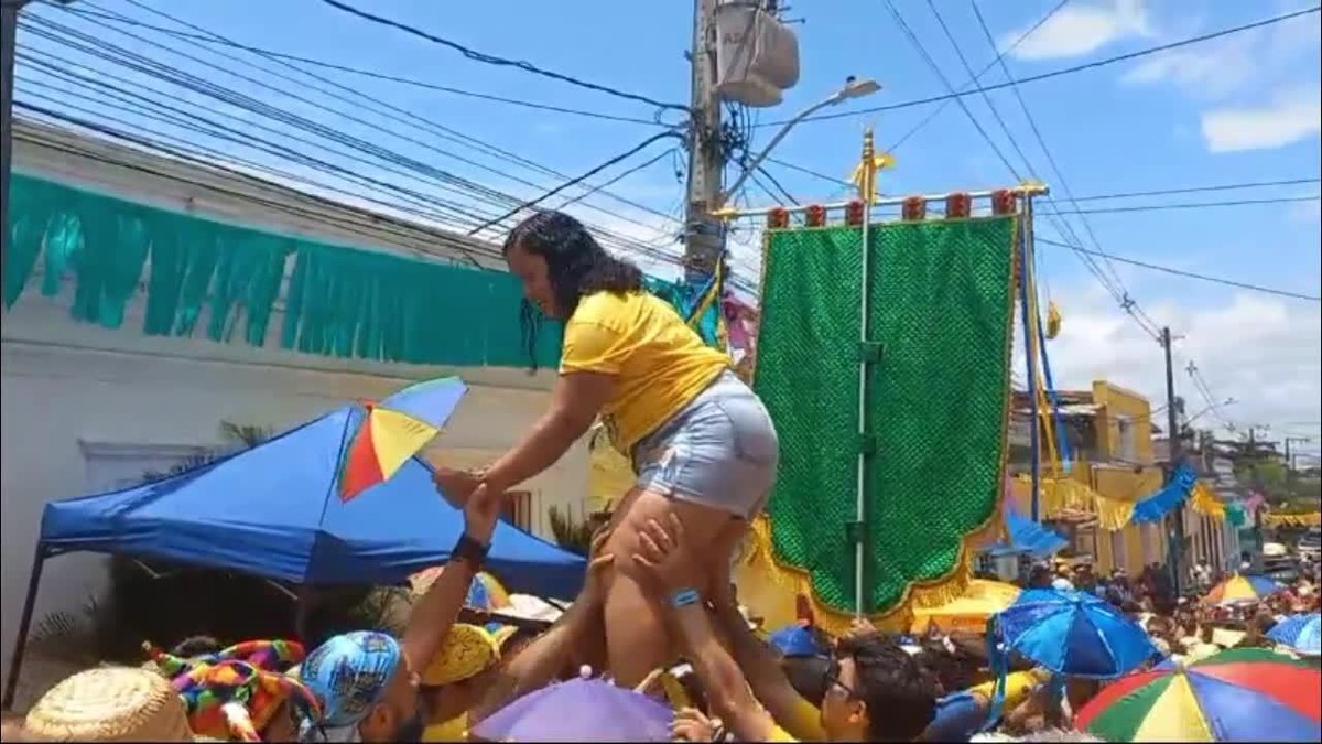 Mulheres sobem na vara em bloco de carnaval de Olinda