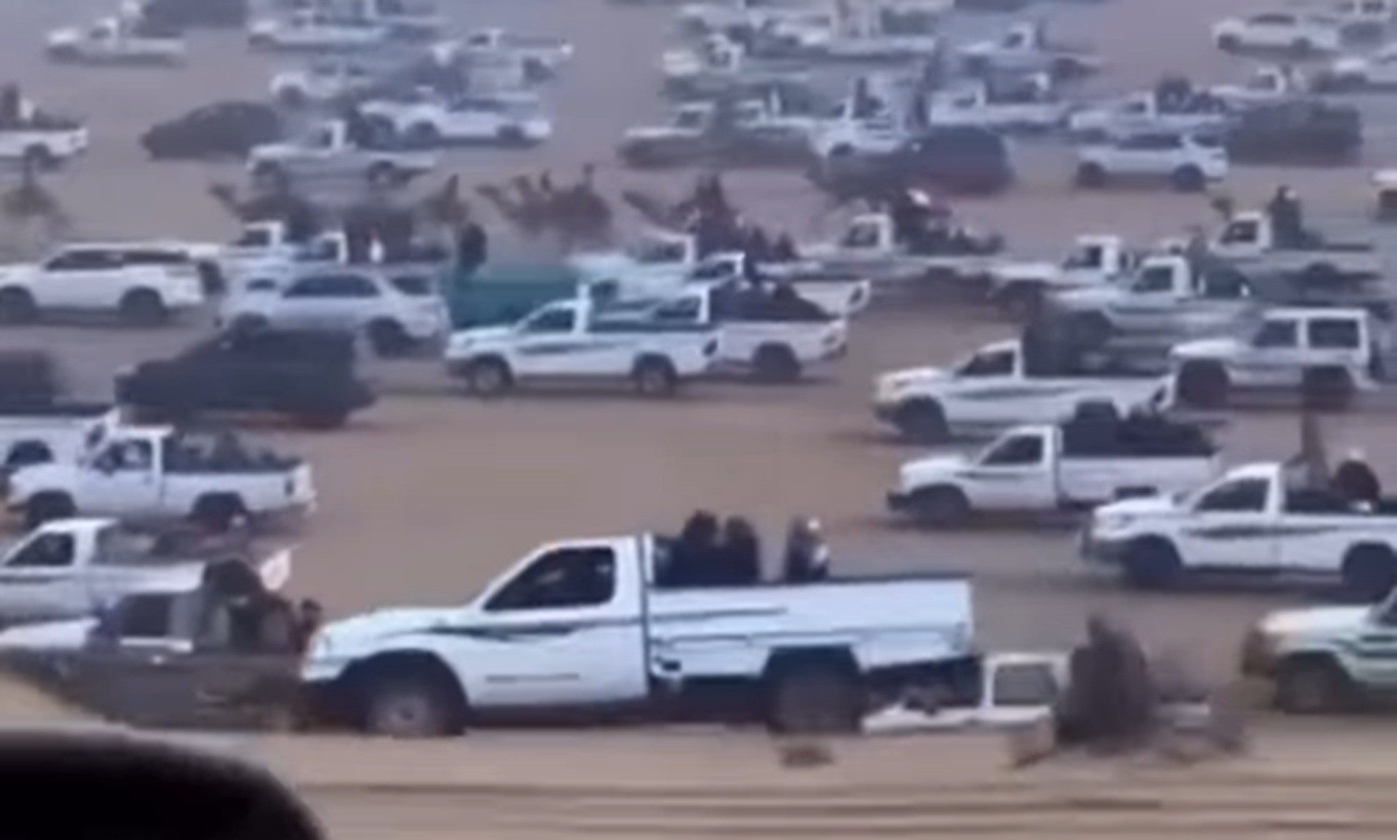 É #FAKE que vídeo mostre invasão de Israel por milhares de iranianos; gravação exibe corrida de camelos no Egito em 2025