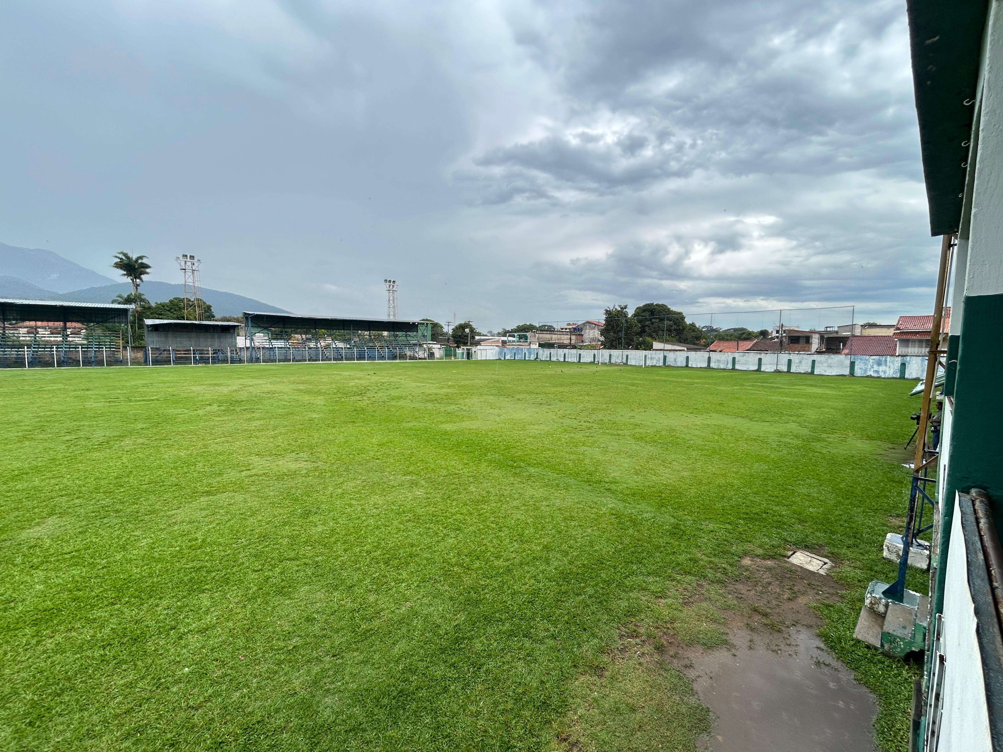 Raio atinge campo de futebol durante oração e deixa três feridos em Itatiaia