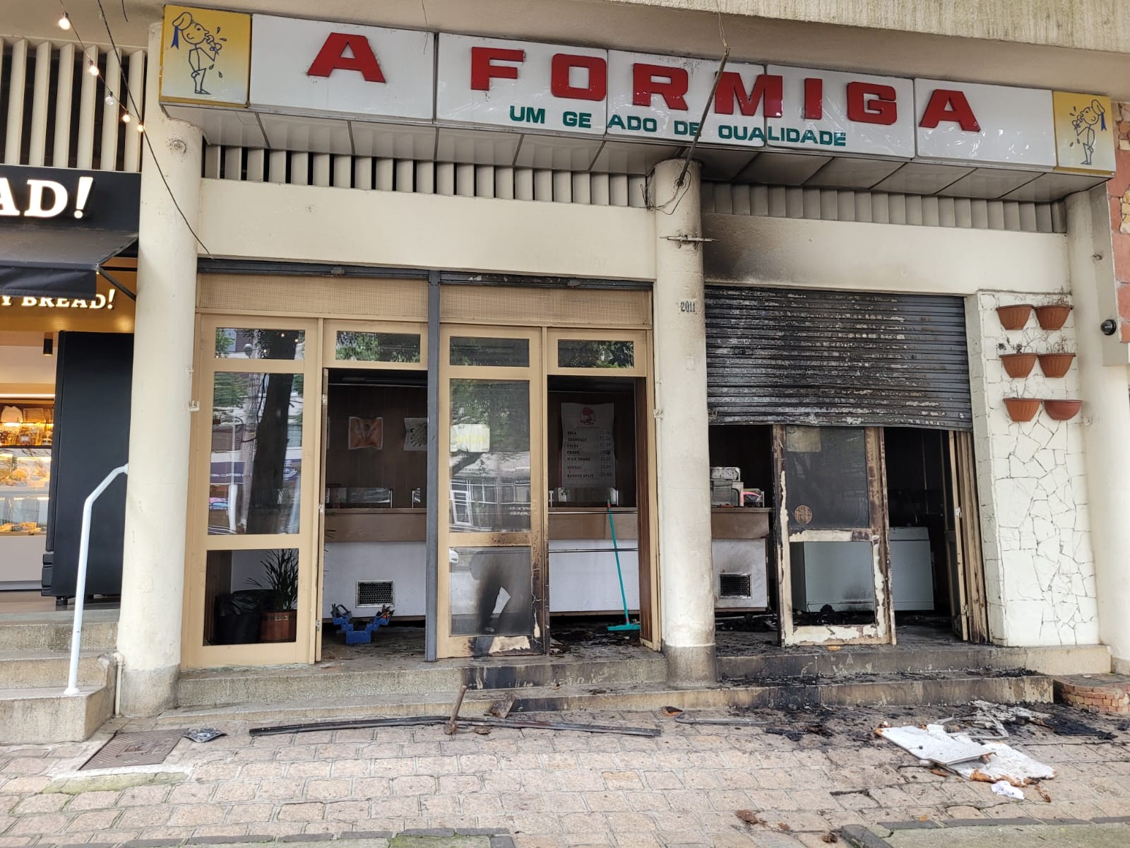 VÍDEO: Incêndio destrói sorveteria de Curitiba