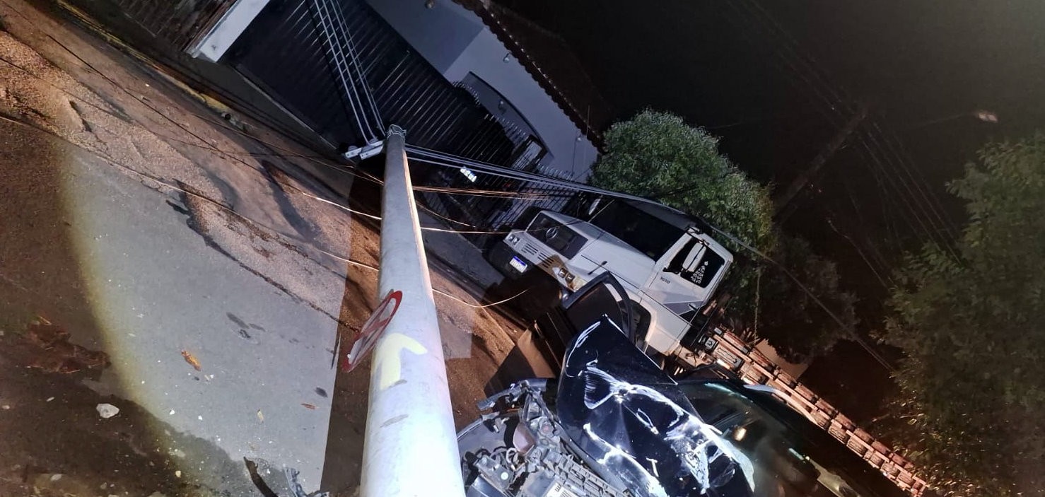 Carro derruba postes após colisão e deixa 4 mulheres feridas no interior de SP