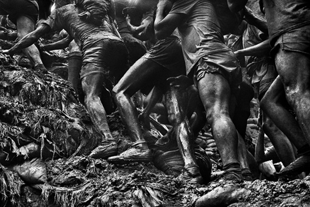 Foto da exposição “Gold – Mina de Ouro Serra Pelada” — Foto: Sebastião Salgado/Divulgação