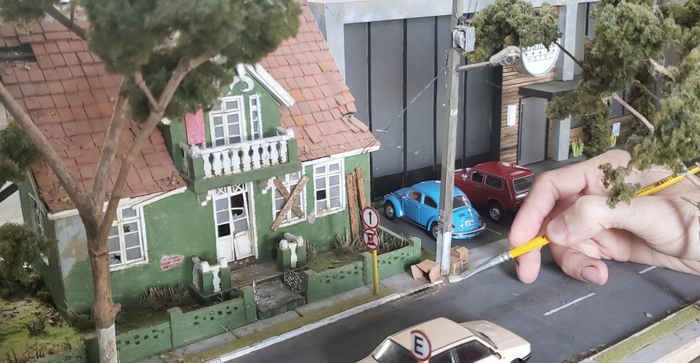 VC no G1 - NOTÍCIAS - Artista cria miniaturas de motos com peças de relógio