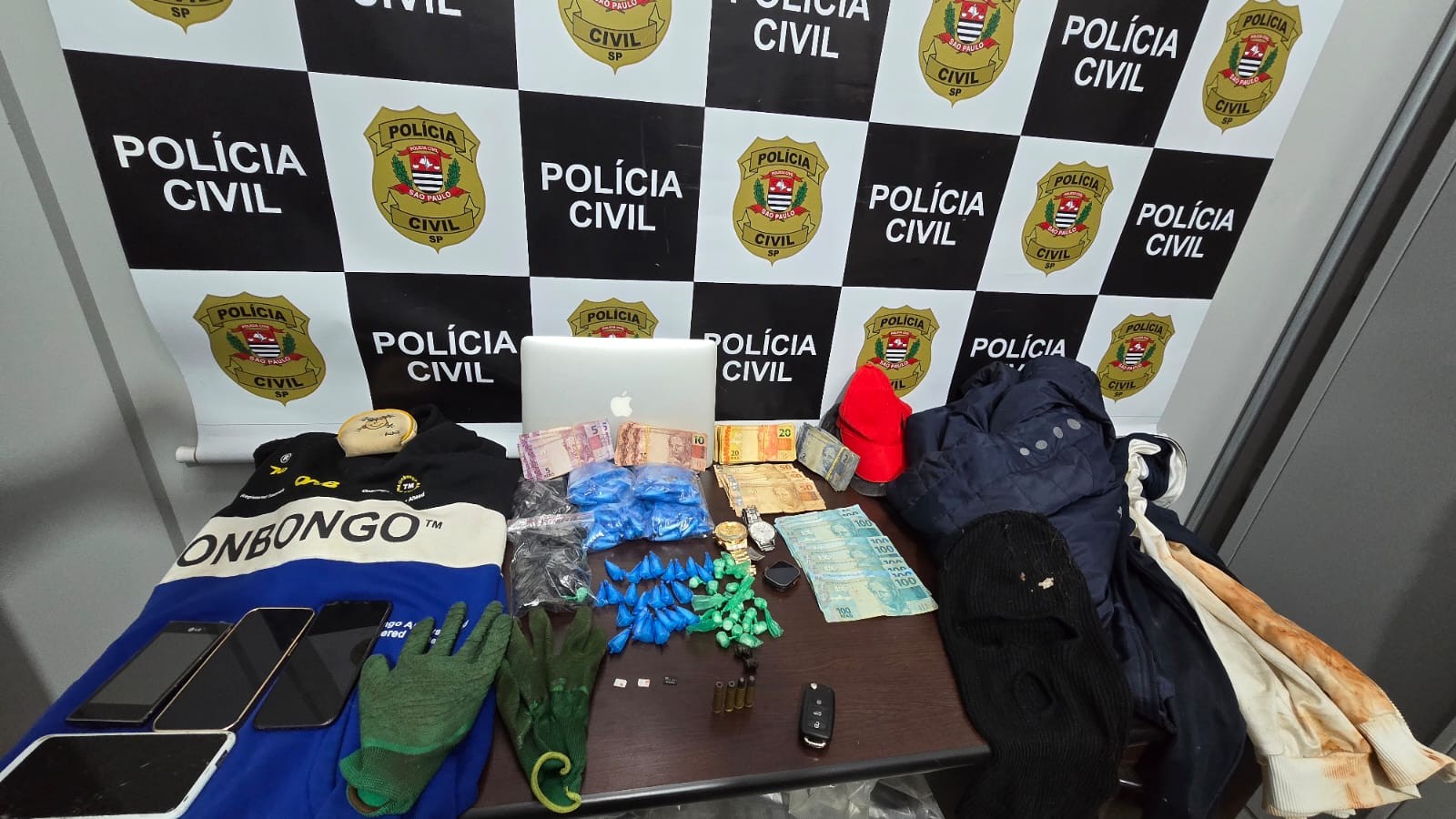 Polícia Civil prende quatro pessoas suspeitas de furtar condomínio de luxo em Americana